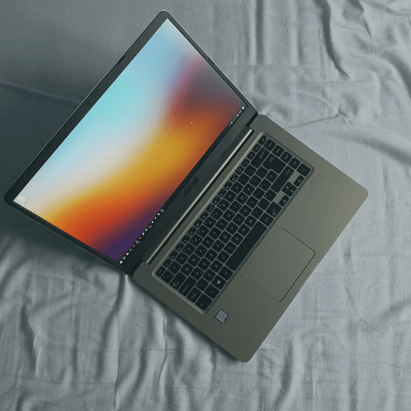 Image of a Asus laptop on a bed