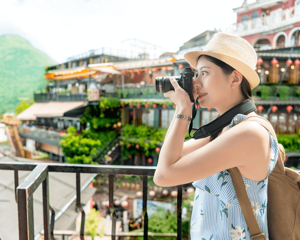 A woman taking photographs of tourist attractions in Taipei