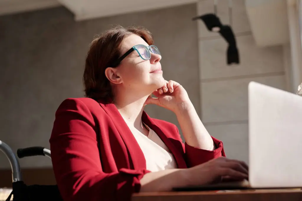 virtual assistant working at a cafe