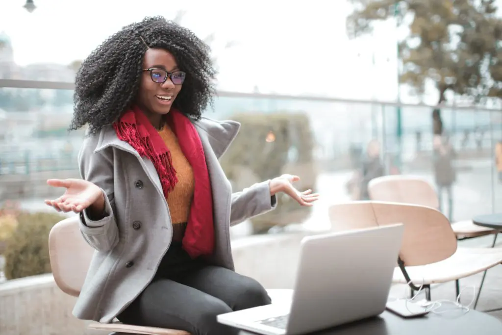 virtual assistant working from cafe