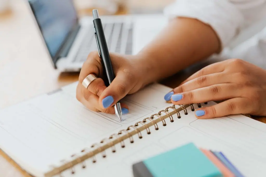 virtual assistant fills in calendar