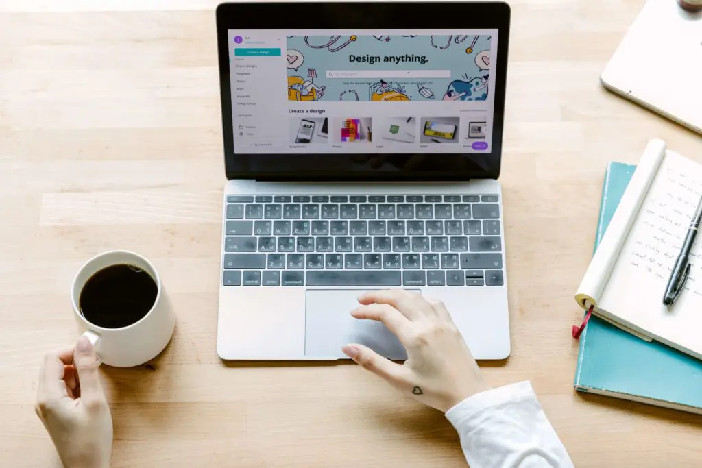 virtual assistant working in canva