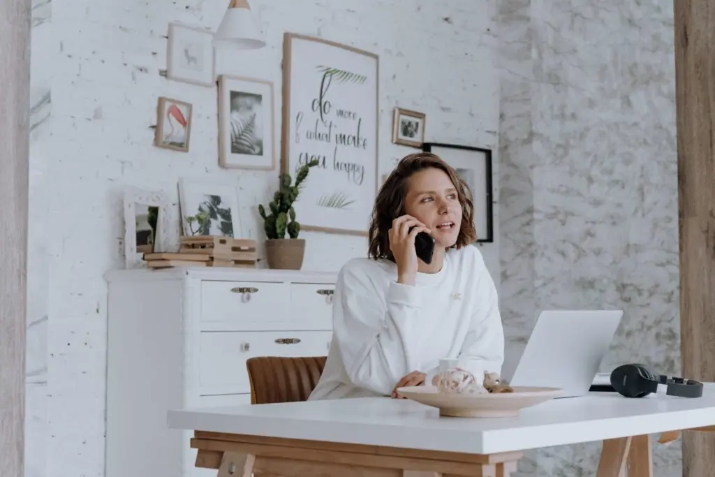 virtual assistant on phone with client