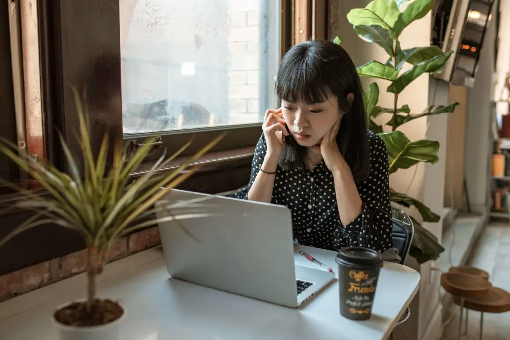 virtual assistant working in cafe