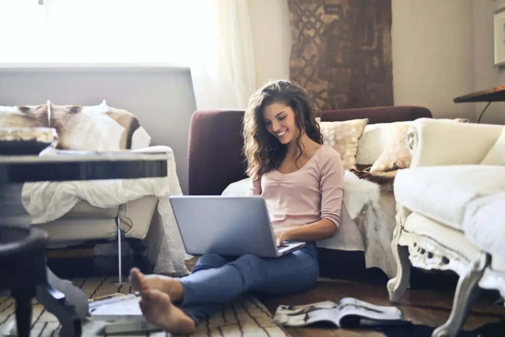virtual assistant working from home
