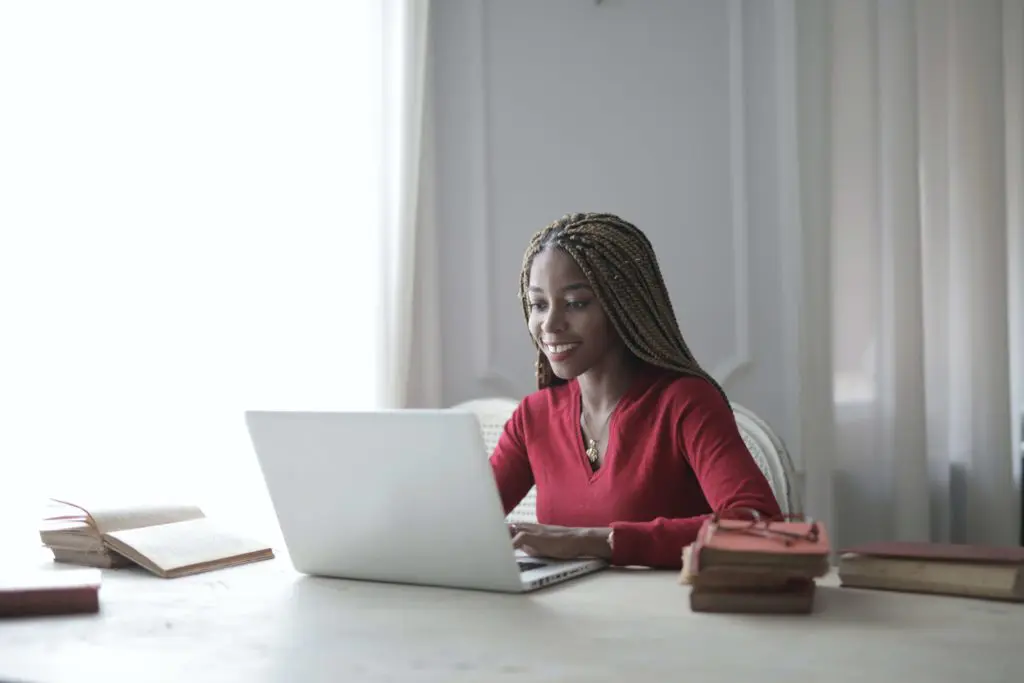 virtual assistant working from home