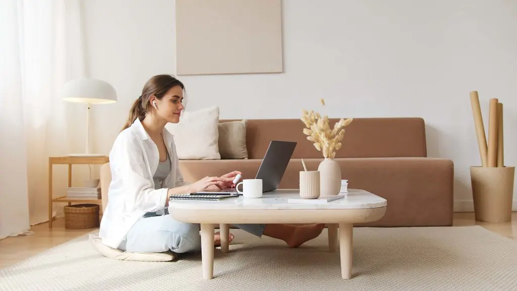 virtual assistant working from home