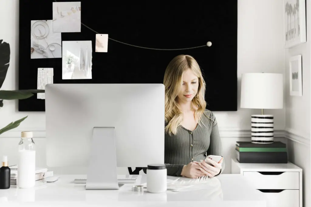 virtual assistant working from home